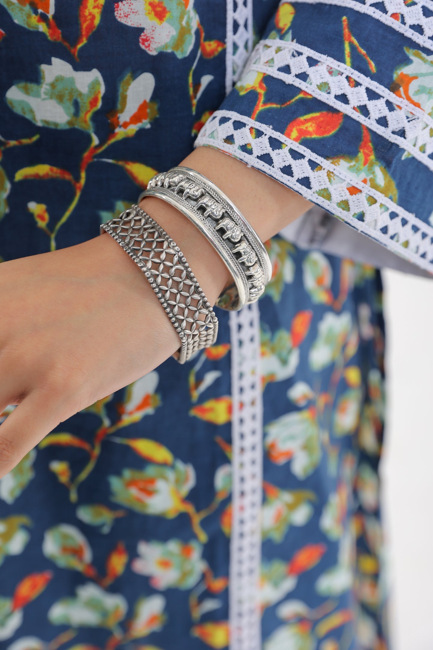 COTTON DAISY FLORAL MOTIFS WITH LACE SHELL BUTTON KURTA SET IN NAVY BLUE