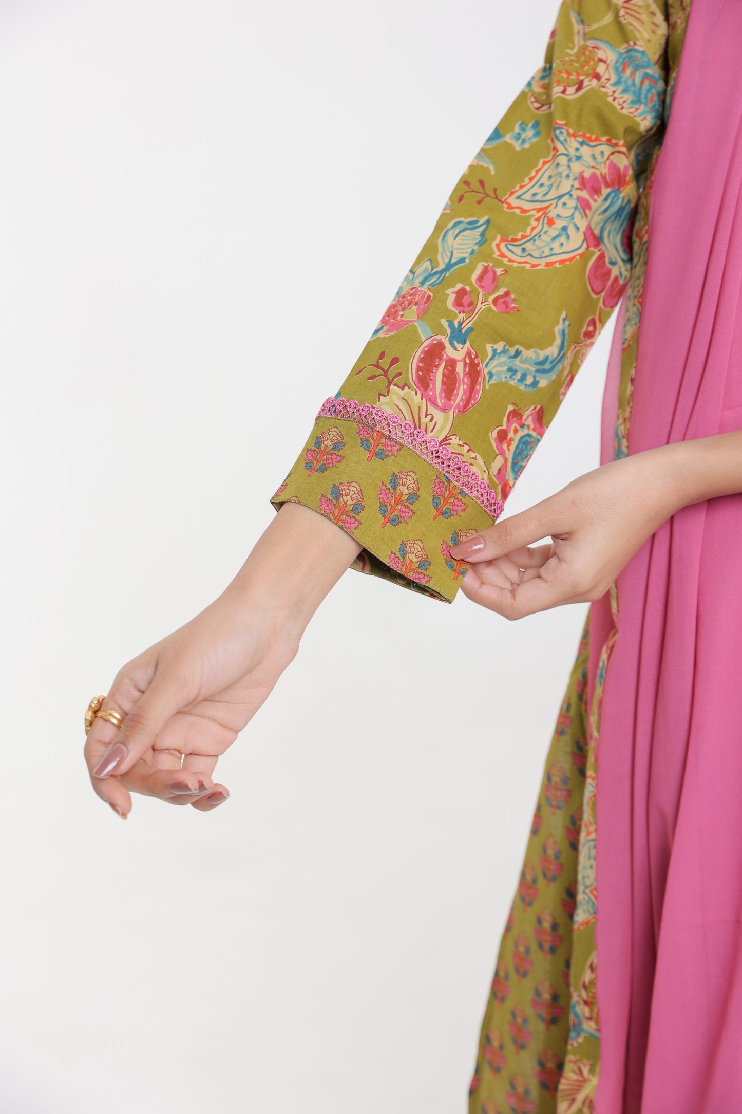 COTTON VINTAGE FLORAL MOTIF WITH LACE YOKE KURTA SET IN OLIVE GREEN