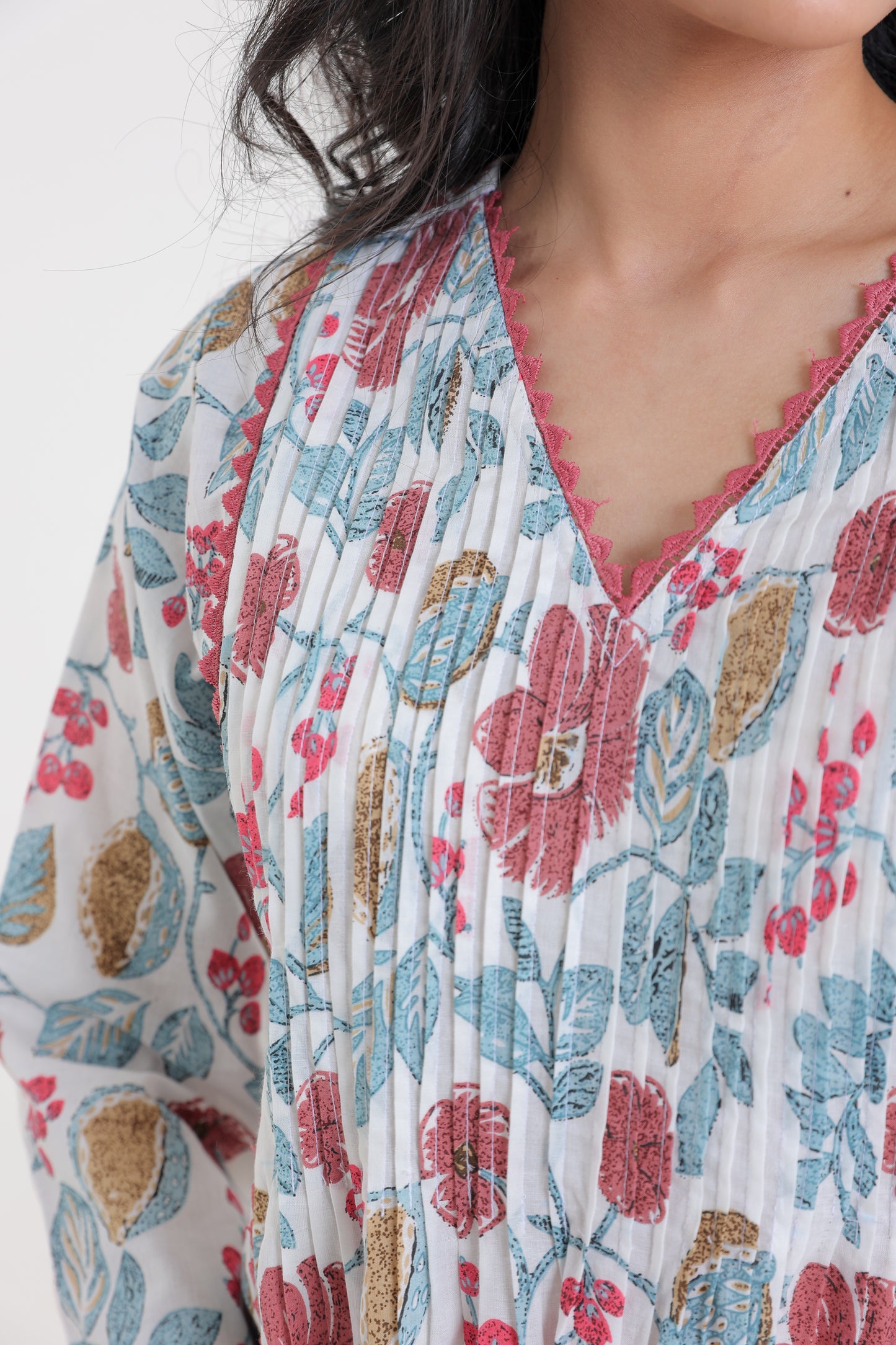 PURE COTTON BOTANICAL FLORAL MOTIFS WITH LACE ON YOKE KURTA SET IN WHITE WITH PEACH FLOWERS